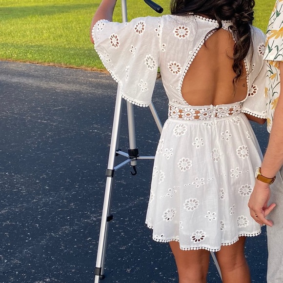 White Eyelet Sundress 💐 with cut-out - Picture 2 of 10